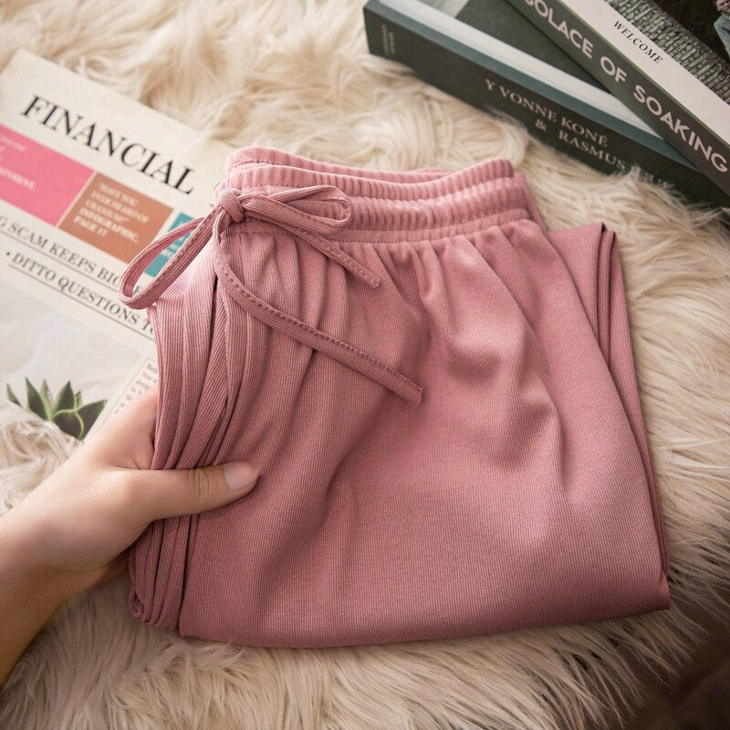 Waleska | Wide, comfortable, highwaisted trousers for a stylish and casual look.