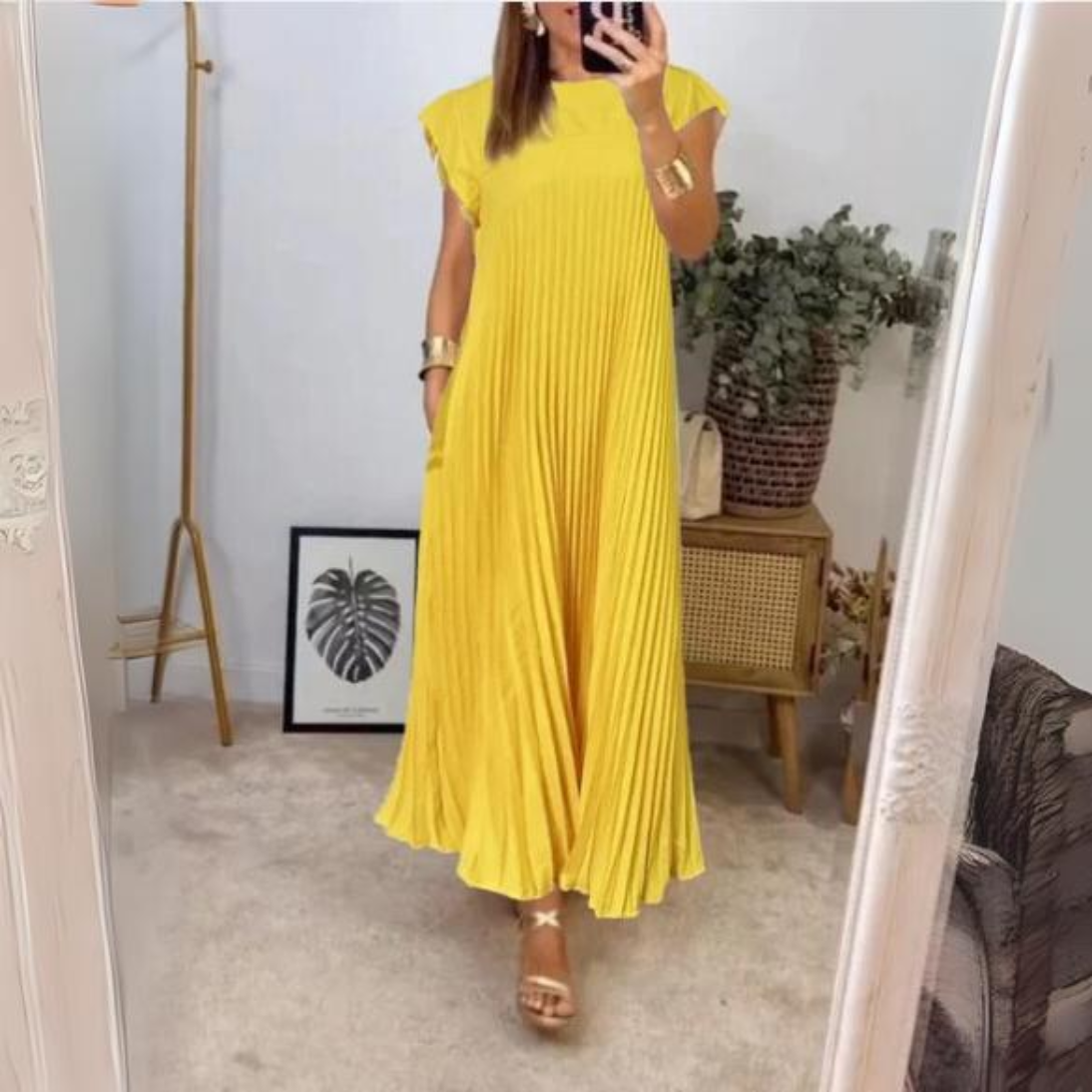 Valentina | Lightweight and elegant pleated dress