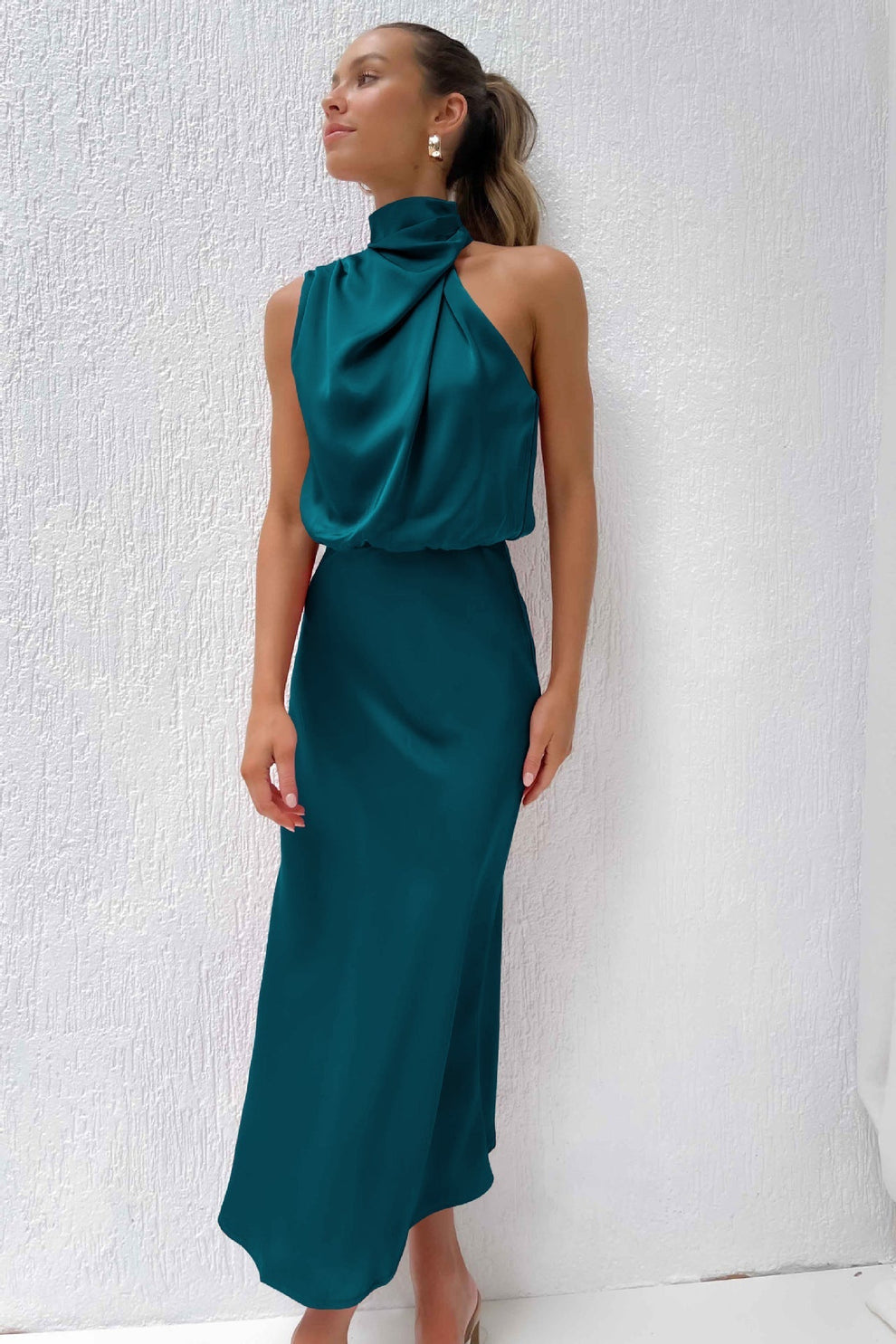 Violet | Elegant long dress with an asymmetrical neckline and refined design